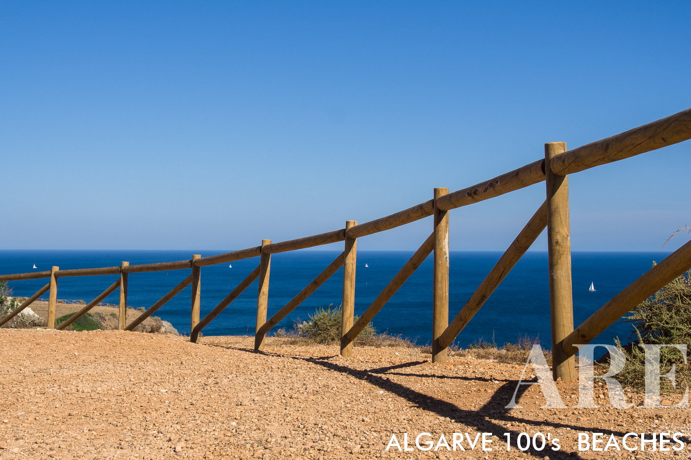 Haute falaise située à l'est de Praia da Luz, d'où l'on peut observer la mer et marcher le long de la falaise jusqu'à la ville de Lagos