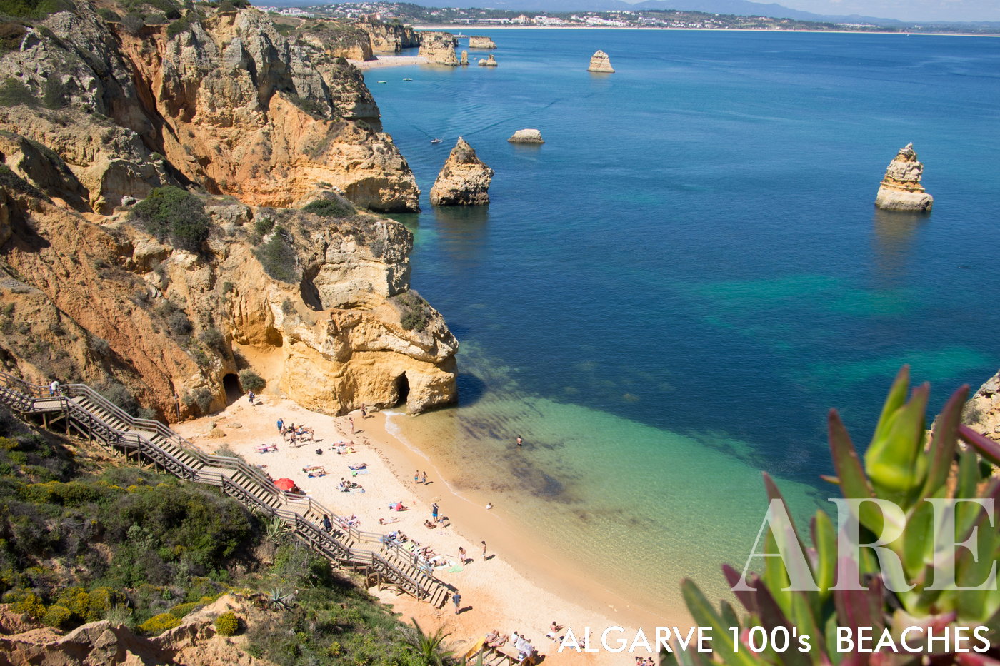 A praia do Camilo é uma praia com acesso feito por uma enorme escadaria de madeira. No existe topo da falésia en el restaurante com o mesmo nome da praia: "restaurante do Camilo". Deve ser coincidencia!