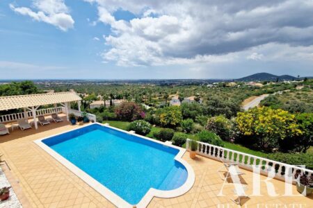 Villa for sale in Vale Formoso, Golden Triangle