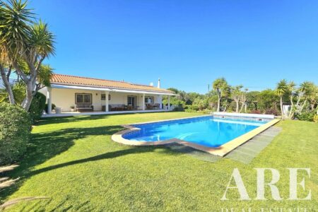 Villa for sale in Moncarapacho, Olhão