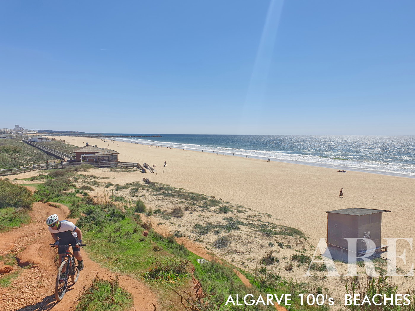 Perspetiva Este da Praia da Falésia Rocha Baixinha, onde o horizonte se encontra com o azul do mar. O fascínio próximo de Vilamoura fica a apenas 10 minutos a pé, tornando este local uma mistura idílica de praia serena e resort vibrante