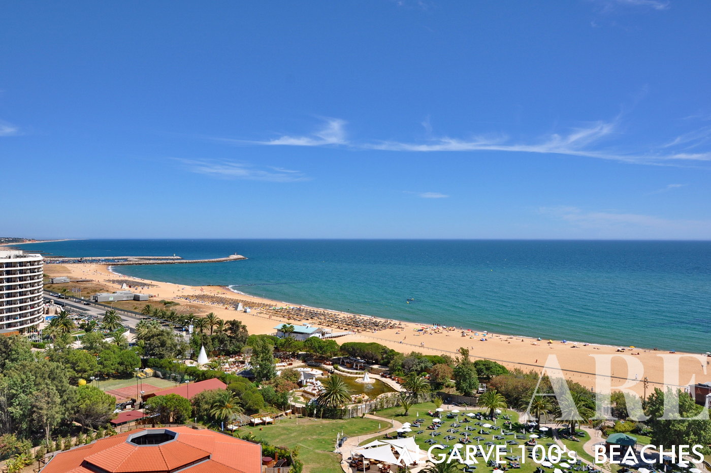 A praia e Vilamoura é muito visitada pelos hóspedes dos hotéis situados em frente à praia. Nesta fotografia podemos apreciar a vista da praia de Vilamoura desde um quarto do hotel Tivoli Marina
