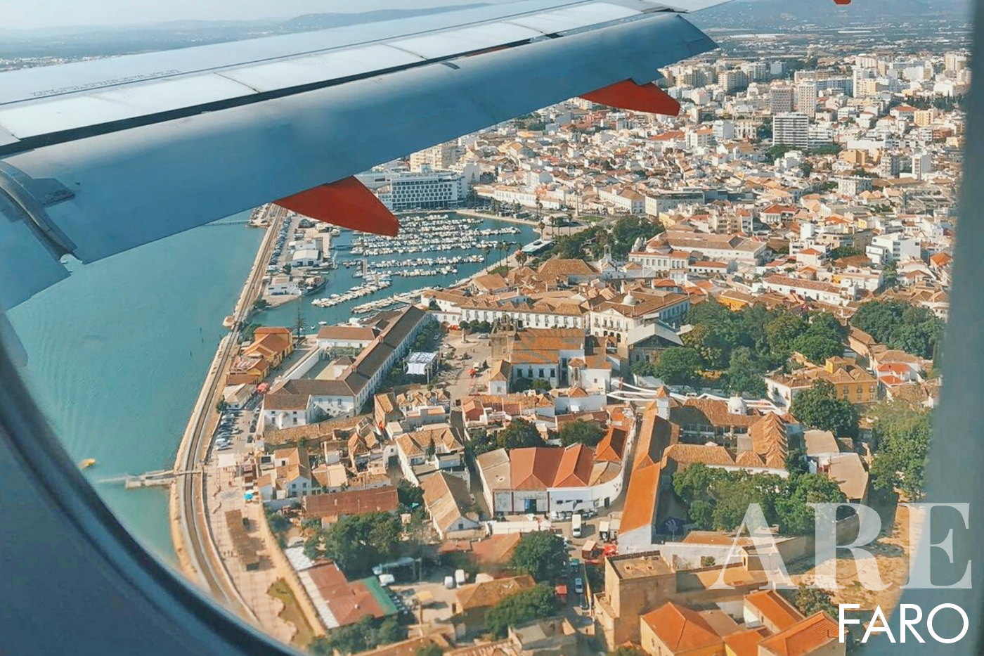 <strong>Faro</strong> é uma cidade localizada em frente ao parque natural da Ria Formosa, no sul de Portugal. Cidade histórica conquistada aos mouros em 1249 por D. Dinis. Uma cidade rodeada de natureza com o parque natural, lagoas de água salgada, paisagem náutica, paisagens históricas com a muralha da cidade velha, igrejas antigas. Praias acessíveis por barco, um vislumbre da vida selvagem com aves migratórias, uma cidade de arquitetura secular, zona de restauração, animação nocturna, hotéis de 4 e 5 estrelas e um ambiente acolhedor.