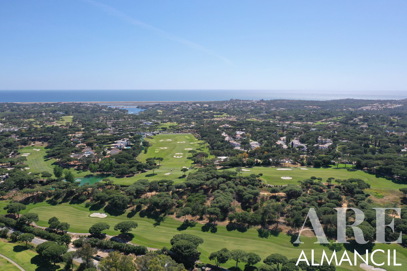 A área costeira de Almancil apresenta praias deslumbrantes, resorts de luxo e campos de golfe de classe mundial, situados no Triângulo Dourado da região do Algarve, em Portugal.
