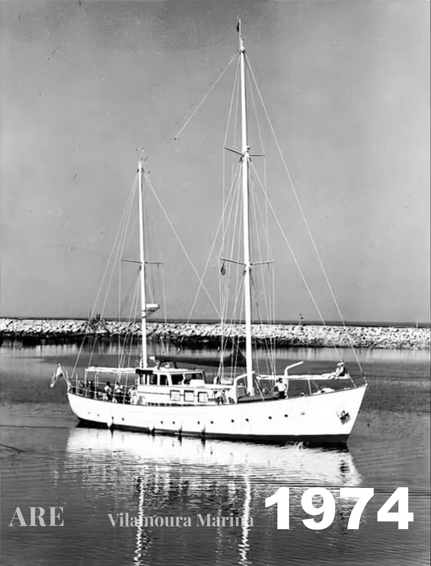O veleiro 'Giralda' fazendo sua entrada inaugural na Marina de Vilamoura em 1974.