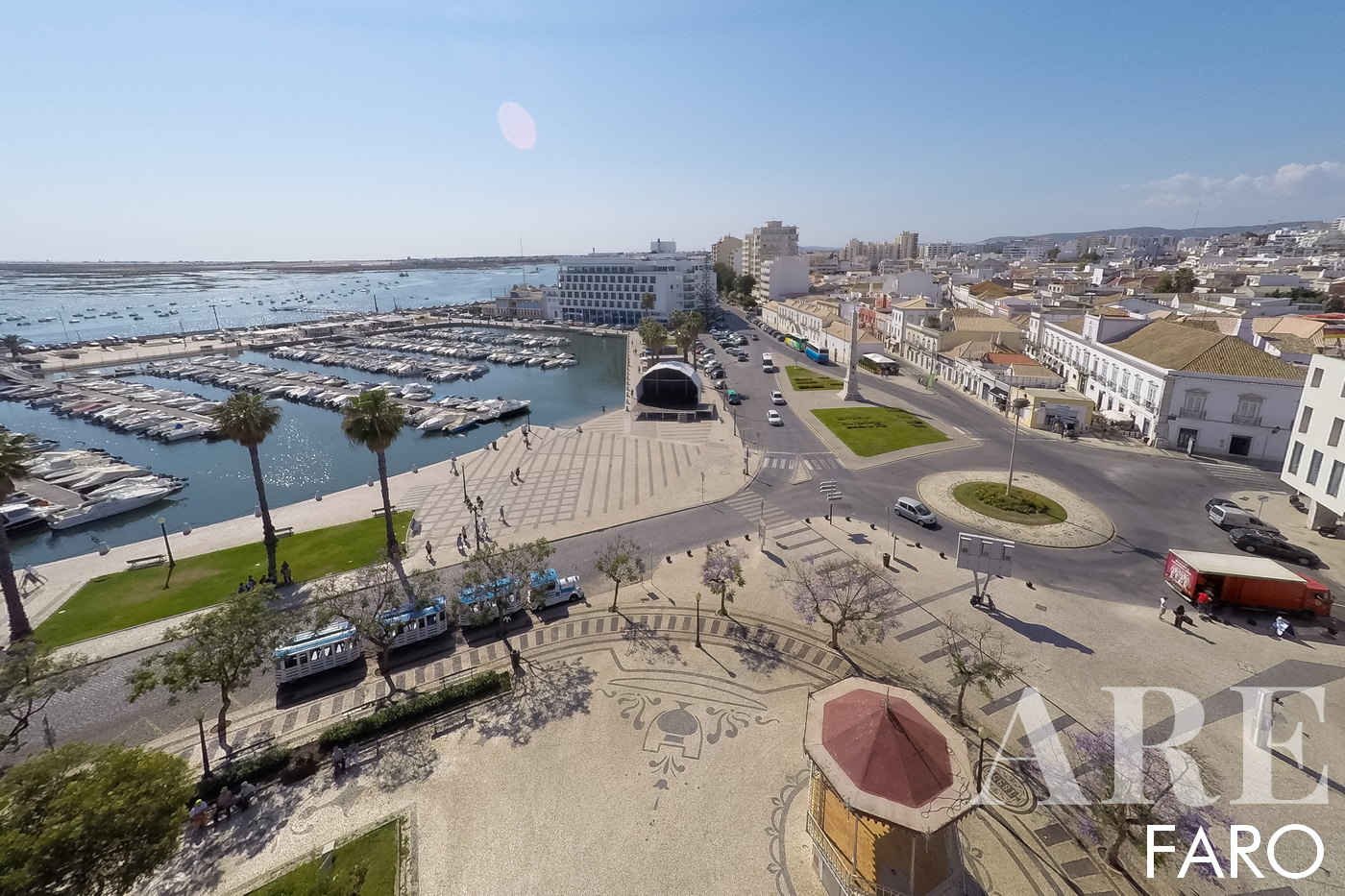A região do Algarve, lar de Faro, possui impressionantes 37 campos de golfe, mais de 150 km de praias imaculadas, 6 marinas bem equipadas, incluindo as de Vilamoura, Albufeira, Portimão e Lagos. Abriga também 3 resorts de luxo: Quinta do Lago, Vale do Lobo e Vilamoura. Com uma variedade de centros comerciais, hospitais privados, a conceituada Universidade do Algarve e escolas internacionais, esta região é uma mistura vibrante de lazer, educação e amenidades de estilo de vida.