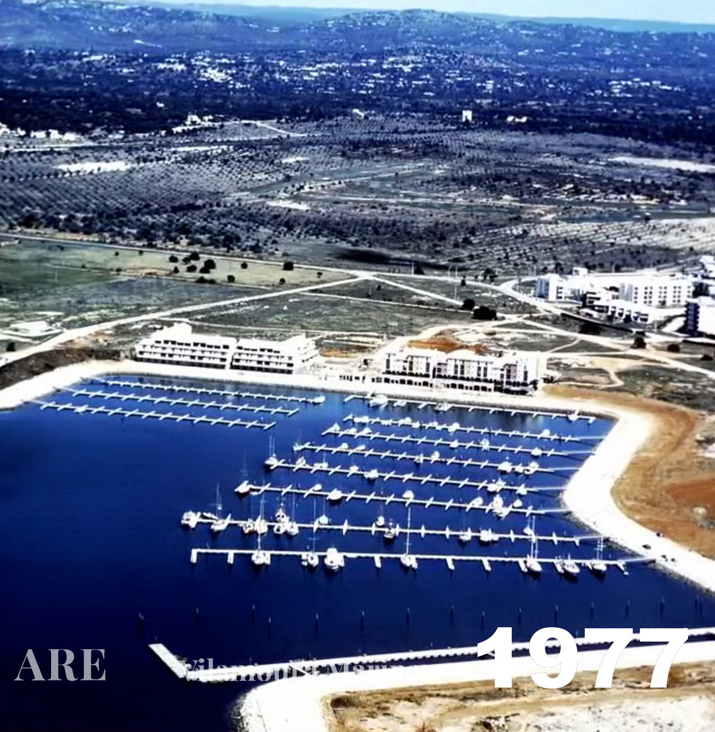 Imagem aérea da Marina de Vilamoura tirada em 1977.