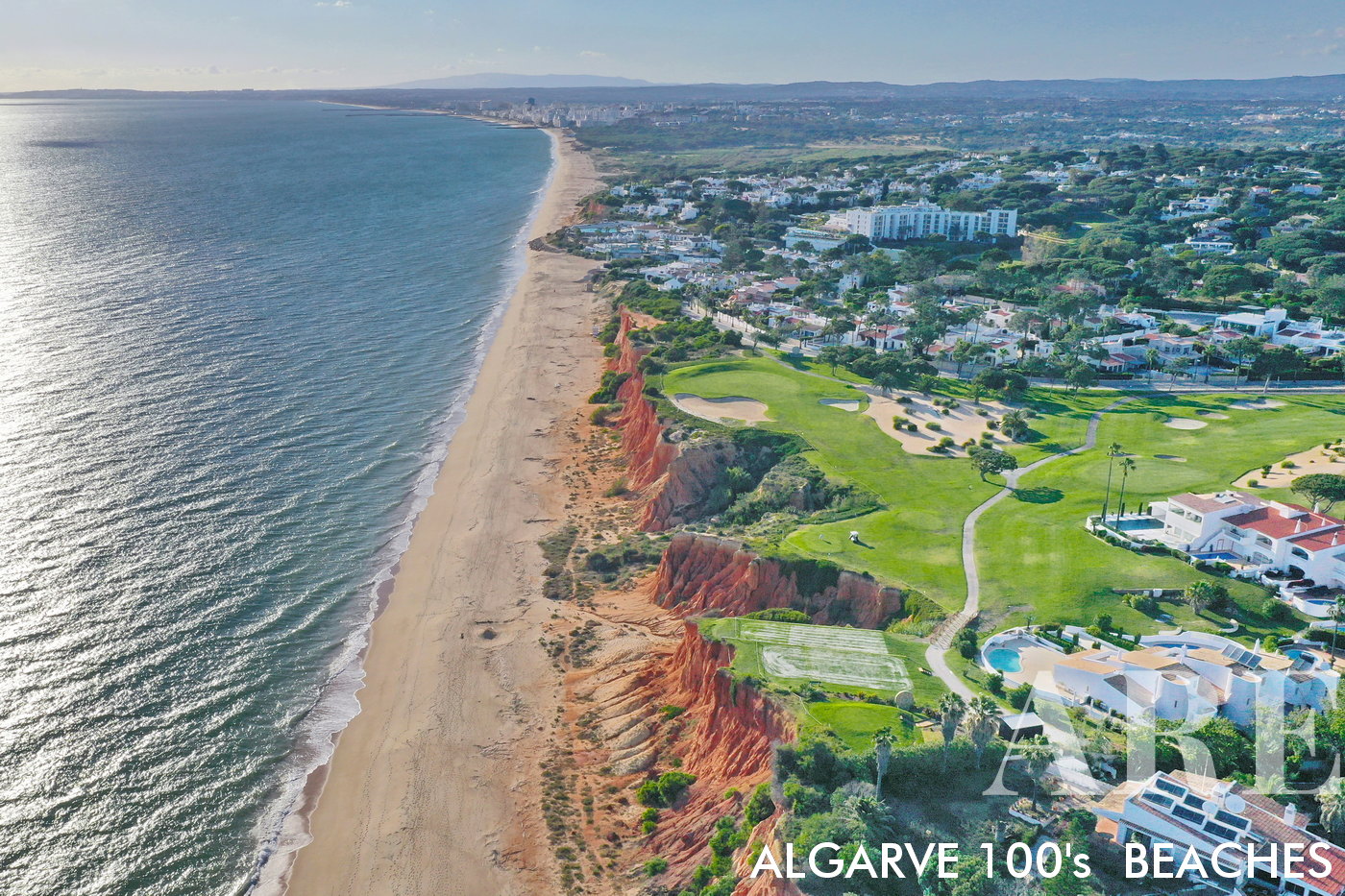 A vista da praia de Vale do Lobo para oeste abrange o trecho paisagístico da costa que conduz à cidade de Quarteira e ao Oceano Atlântico.