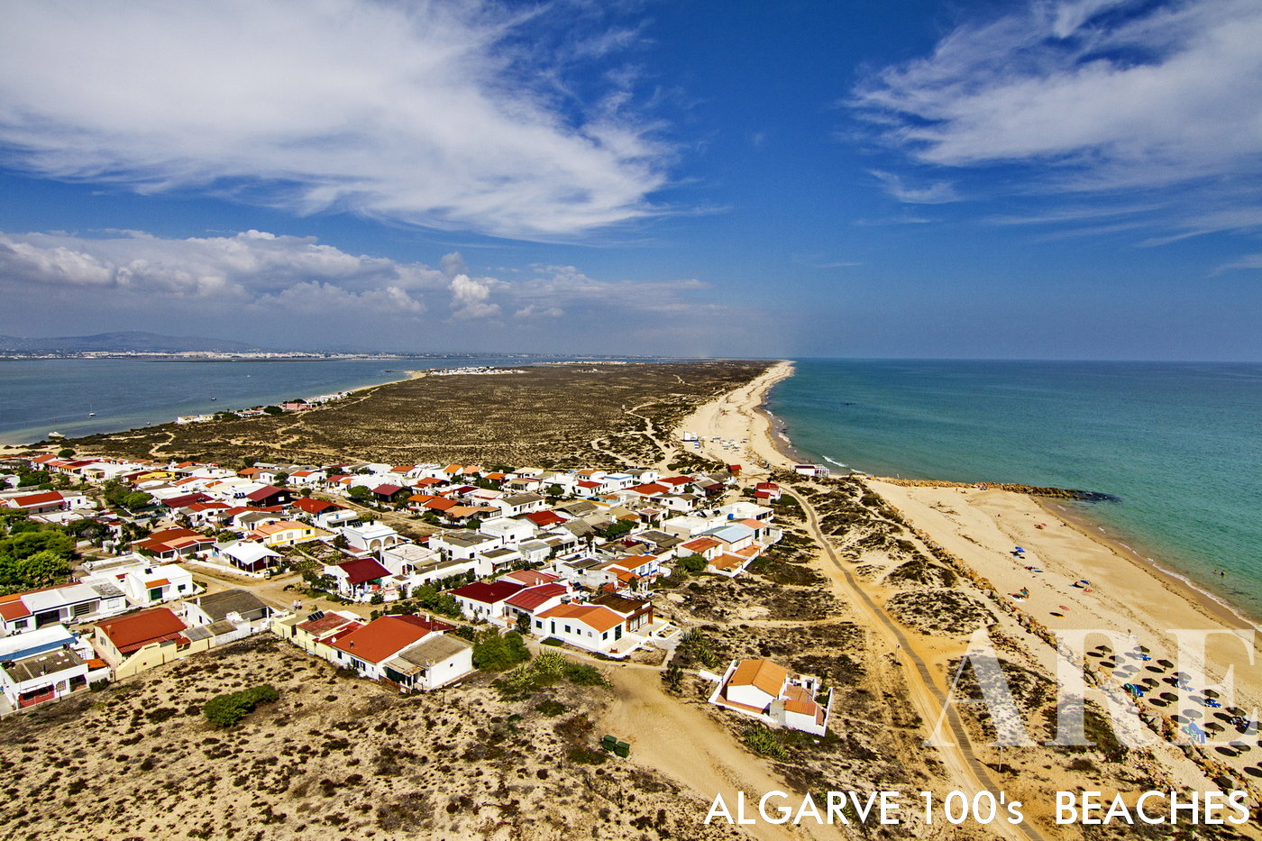 A Aldeia do Farol é conhecida pelo seu ambiente descontraído e ambiente tradicional de vila piscatória. A vila é uma coleção de casas coloridas e ruas estreitas, criando um cenário pitoresco e pitoresco. É um lugar onde o tempo parece desacelerar, permitindo que os visitantes relaxem e mergulhem na cultura local.