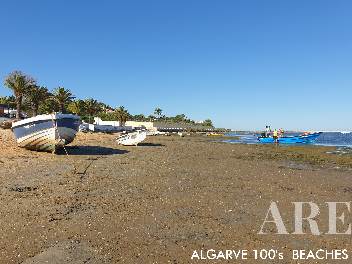 A passagem para a praia é feita em pequenos barcos tradicionais, mediante um pagamento simbólico