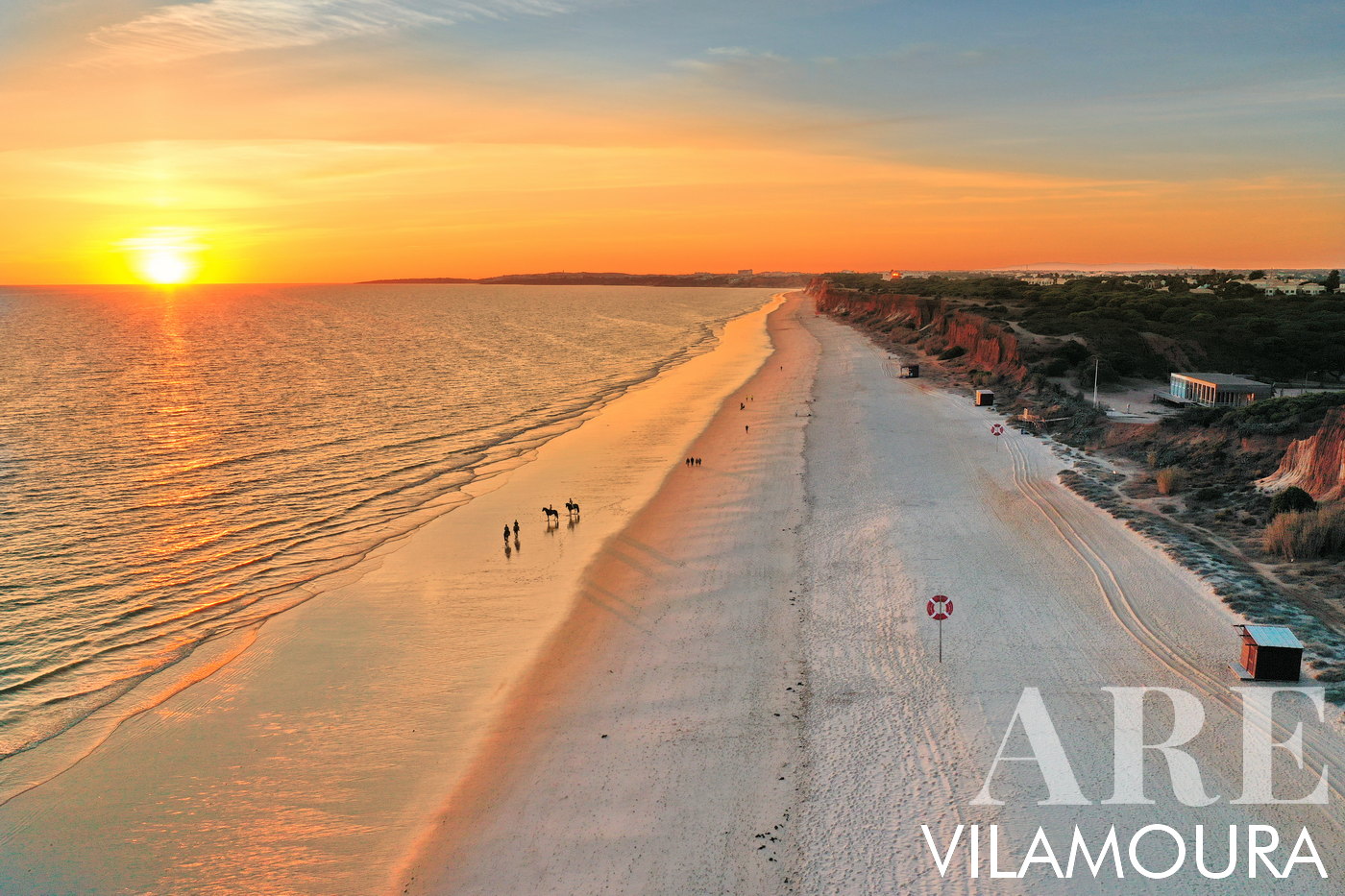 Praia da Falésia em Vilamoura ao Pôr do Sol de Inverno