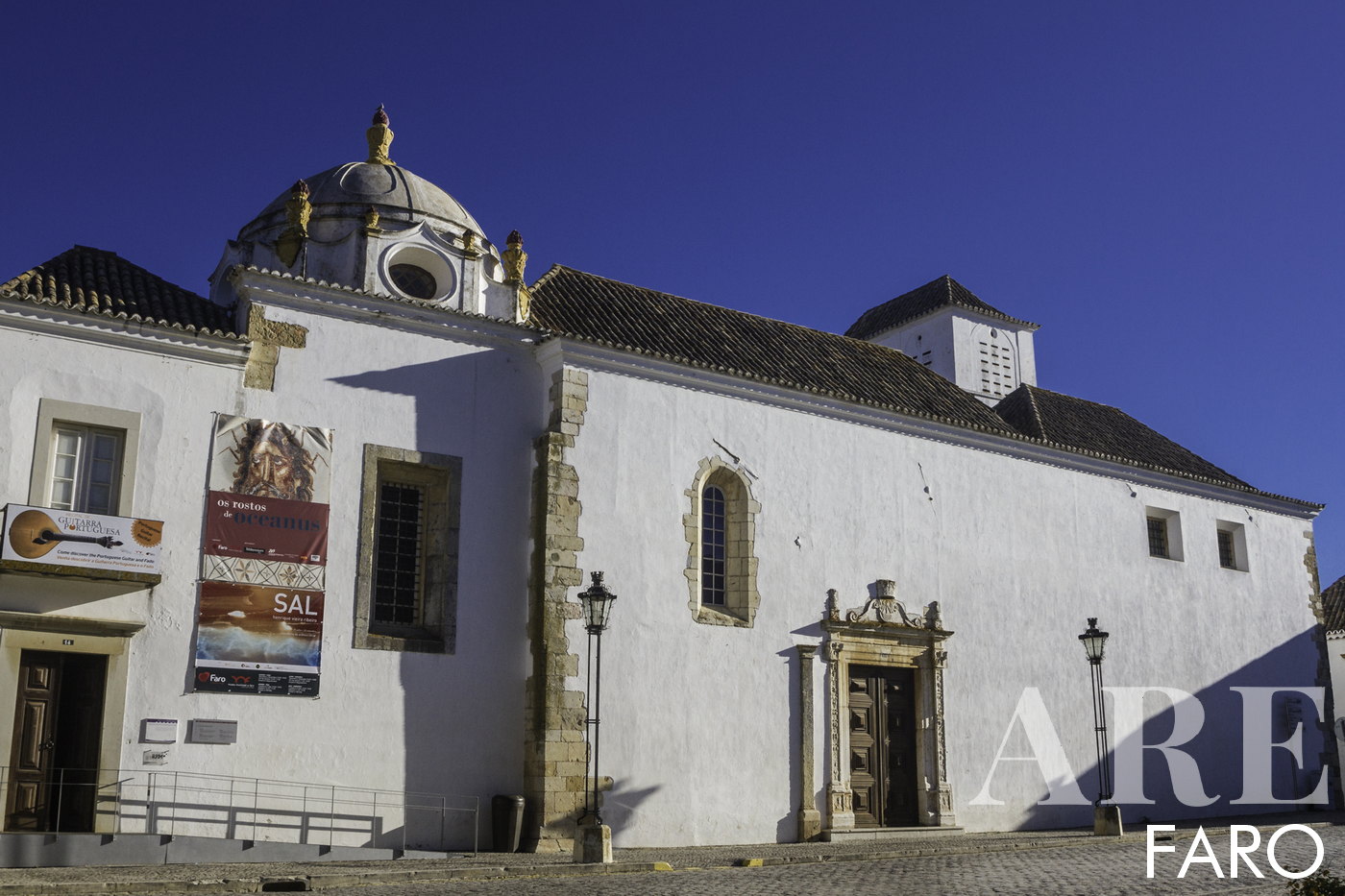 <strong>Museu Municipal de Faro</strong> - também conhecido por <strong>Museu Arqueológico</strong>, é um importante centro cultural e histórico da cidade de Faro. O museu está instalado num edifício renascentista do século XVI, que foi outrora o antigo Convento de Nossa Senhora da Assunção. O museu oferece uma grande variedade de exposições que cobrem a história e cultura da região do Algarve, com artefactos desde a época romana à arte medieval e moderna, incluindo esculturas, pinturas e cerâmicas. Entre os destaques do museu está a extensa coleção de artefatos romanos, que inclui a notável Estela de Ossonoba, um marco romano dedicado a Júpiter.