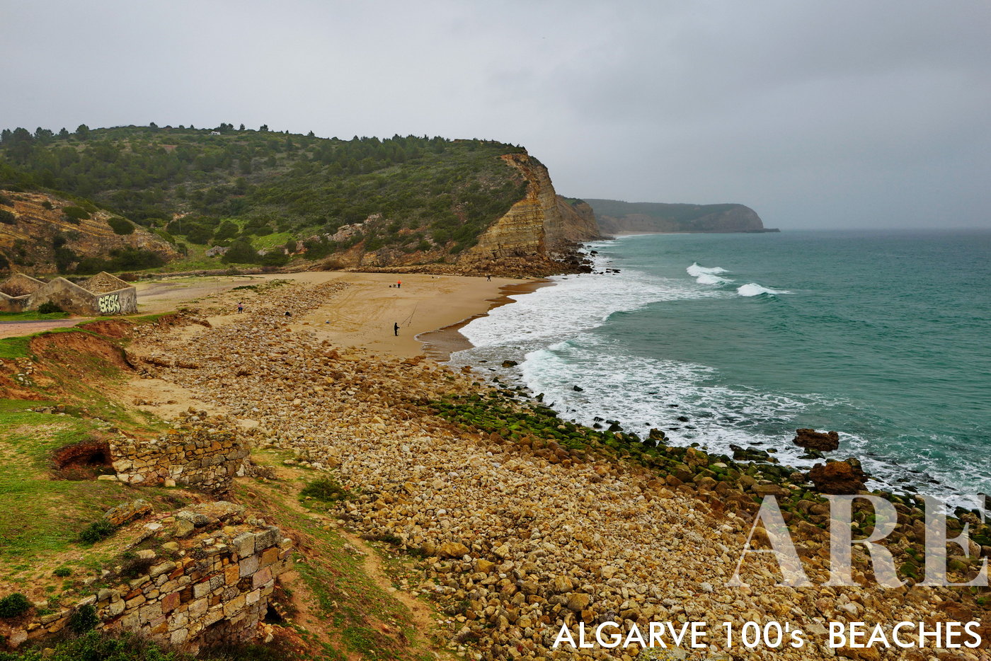 No inverno, a Praia da Boca do Rio se transforma em uma paisagem tranquila, seu charme sossegado acentuado pela estação mais fria
