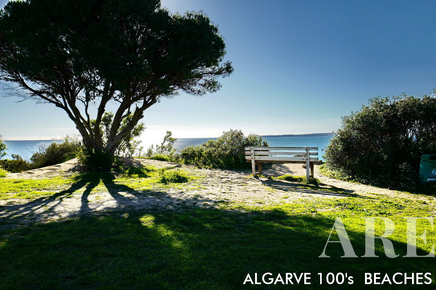Praia da Secreta, situada entre Alvor e Portimão, várias pequenas praias de difícil acesso, com um fantástico percurso pedestre ao longo da falésia...