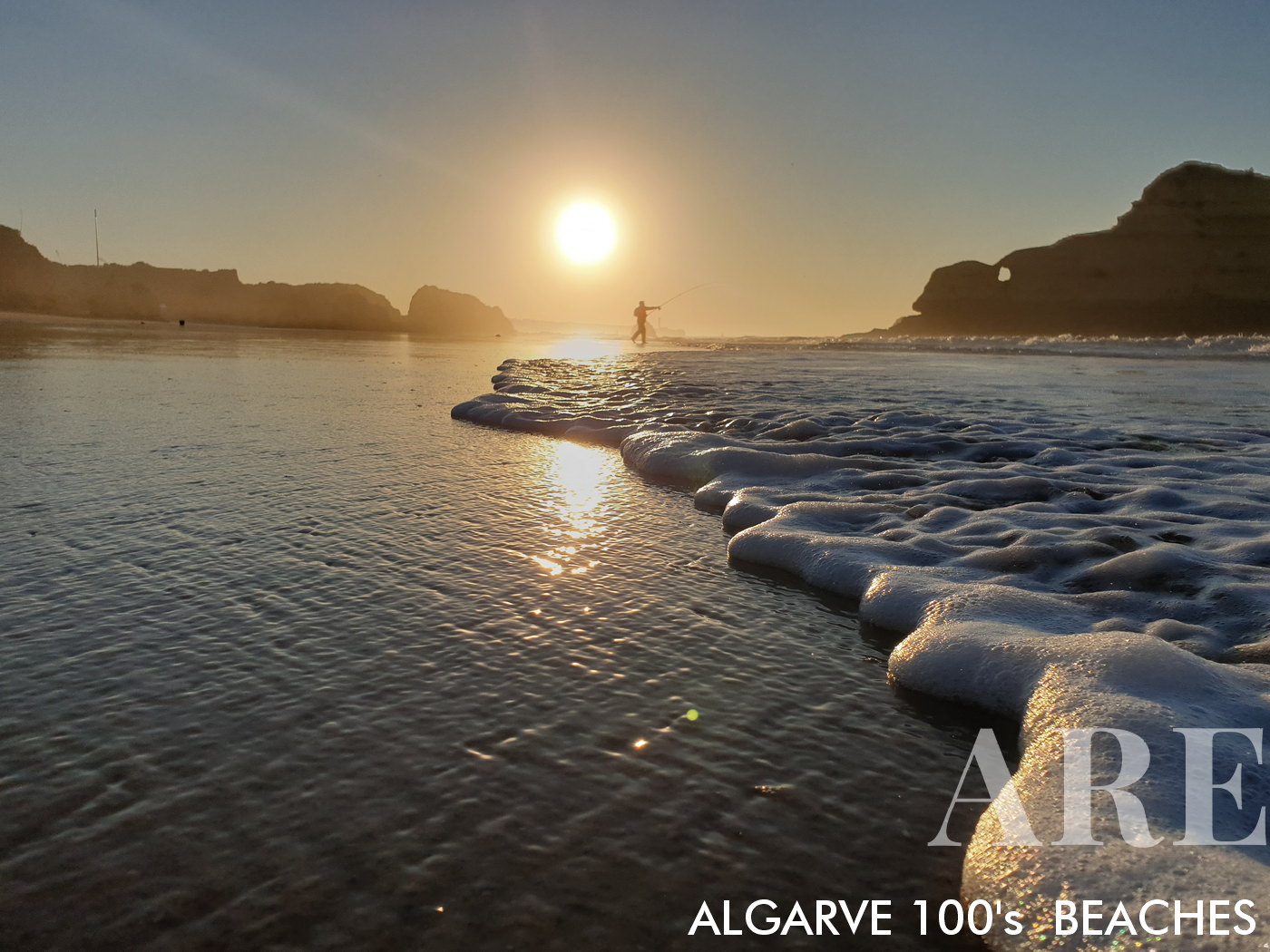 Nascer do sol na praia dos Três Castelos, com pescador no horizonte