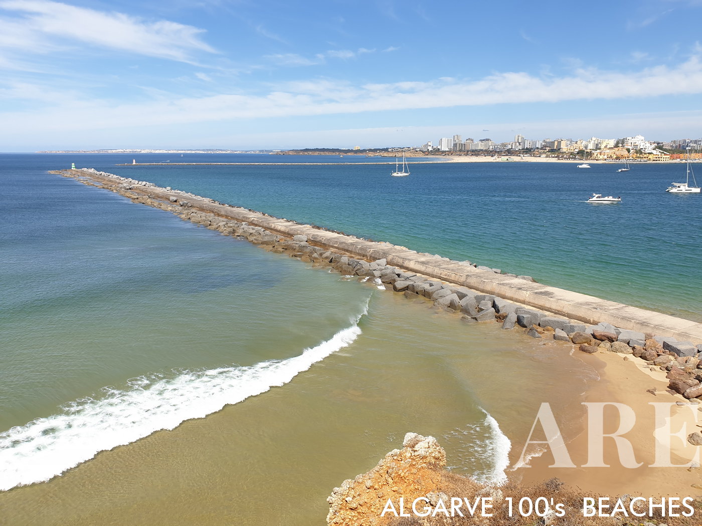 Praia do Pintadinho, com a cidade de Portimão na paisagem
