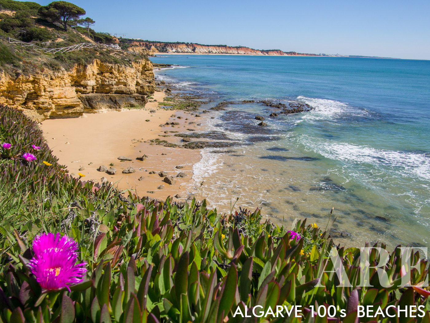Junto à praia de Olhos de Água encontrará pequenas praias escondidas nas falésias.