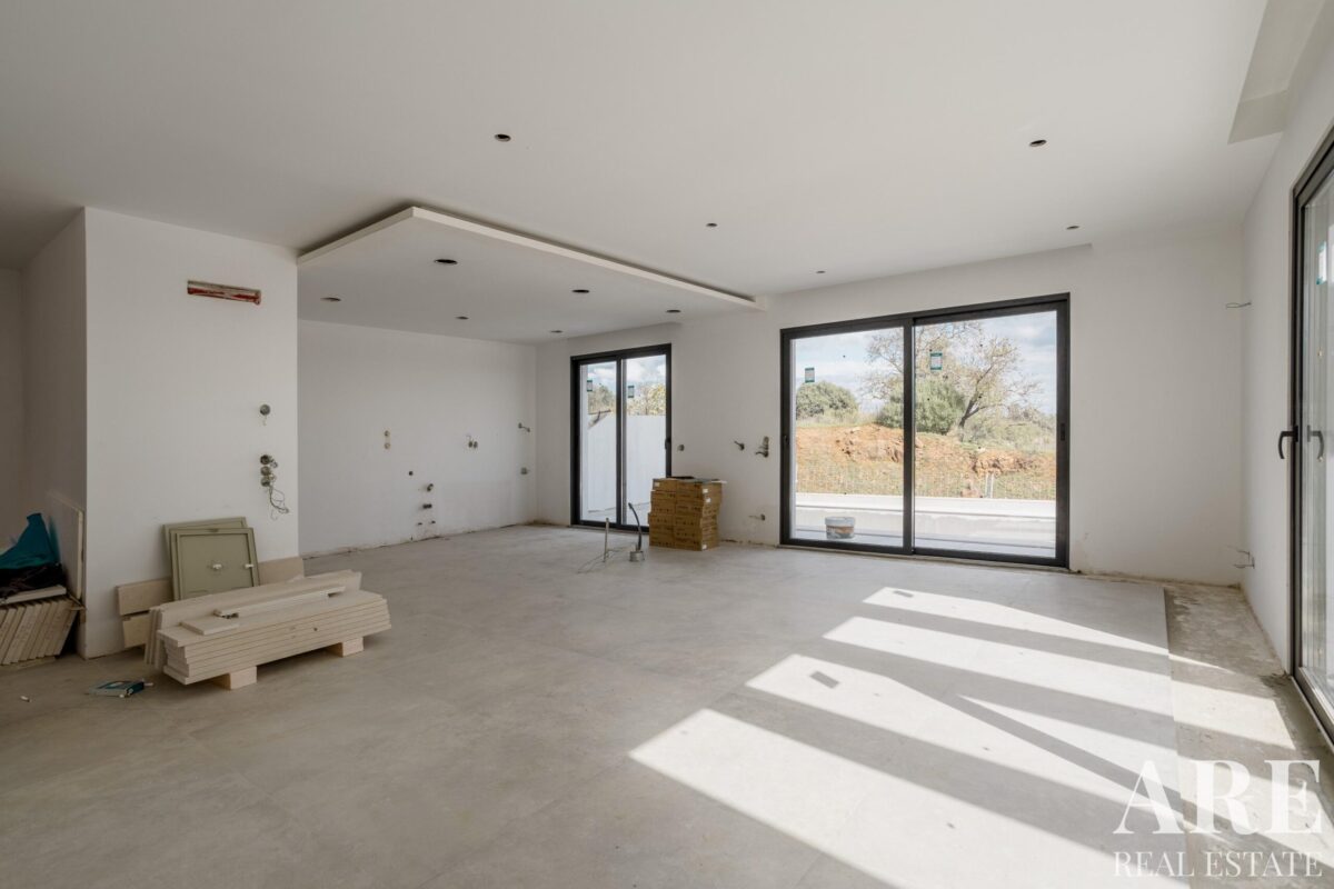 Villa 3-bedroom for sale in Mexilhoeira Grande, Algarve • ARE80858