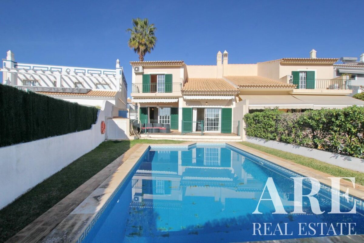 Semi-detached Villa 3-bedroom for sale in Encosta das Oliveiras, Vilamoura, Algarve &bull; ARE02238