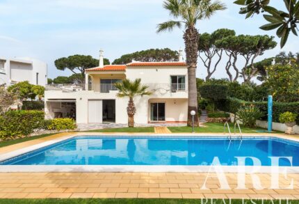 Villa 4-bedroom for sale in Quarteira, Loulé, Algarve &bull; ARE95486