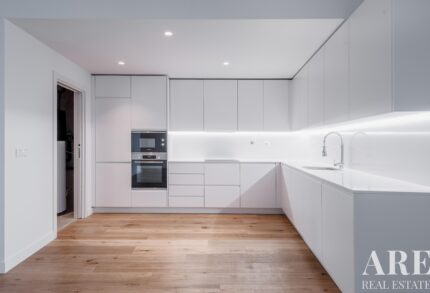 Apartment 3-bedroom for sale in Moncarapacho e Fuseta, Olhão, Algarve &bull; ARE96500