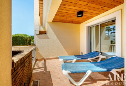 Apartment 2-bedroom for sale in Quarteira, Loulé, Algarve &bull; ARE96808