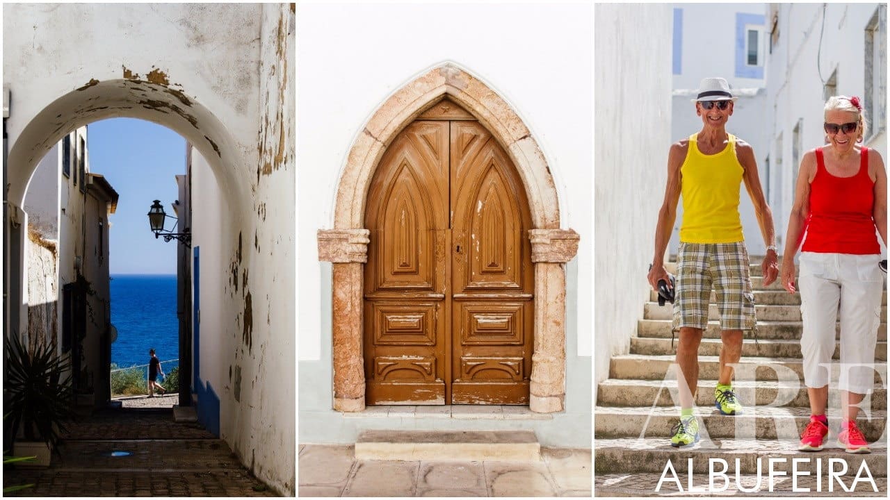 Dois turistas maravilham-se com o encanto histórico da baixa de Albufeira, junto à entrada de um túnel histórico, porta de entrada para a deslumbrante Praia dos Pescadores