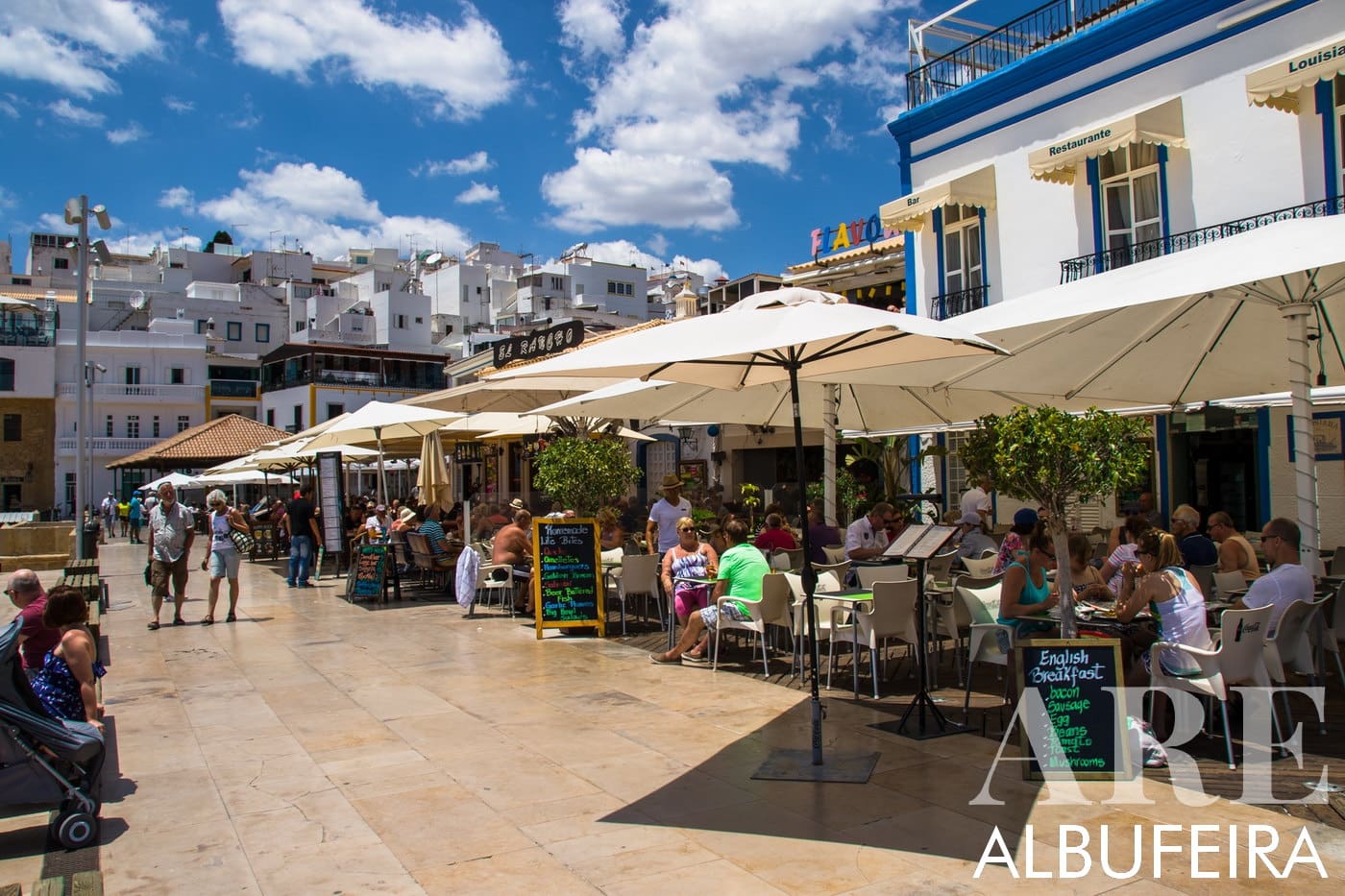Esplanadas convidativas de restaurantes à beira-mar, proporcionando o cenário perfeito para refeições à beira-mar e relaxamento no centro de Albufeira