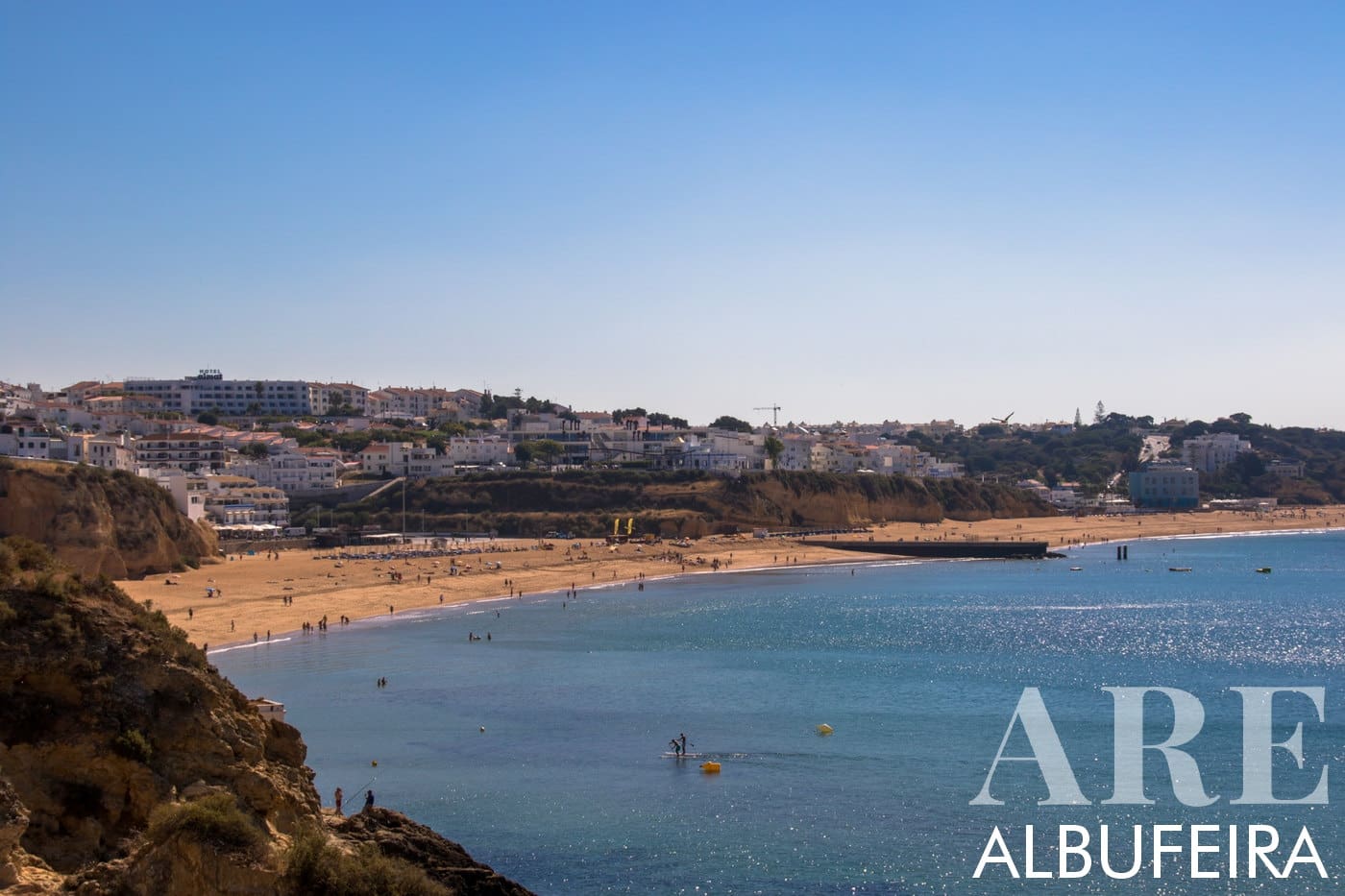 vista desde a Praia do Penedo até à Praia dos Pescadores, passando pela Praia do Inatel e Praia do Alemão, exibindo a diversificada beleza costeira de Albufeira.