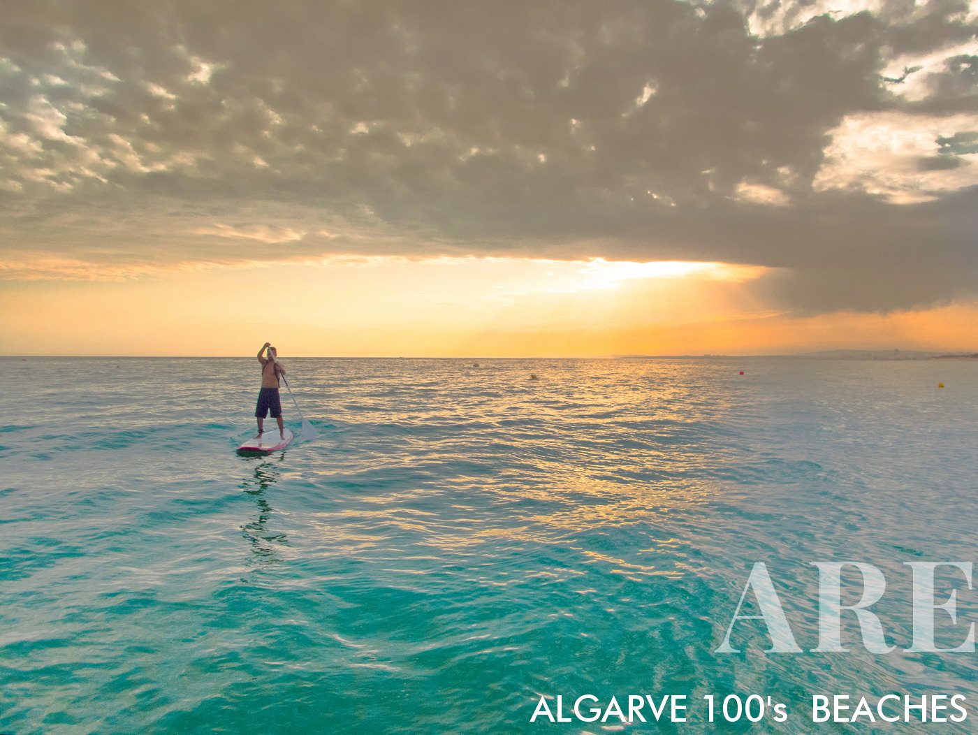paddle surf in front of Garrão beach