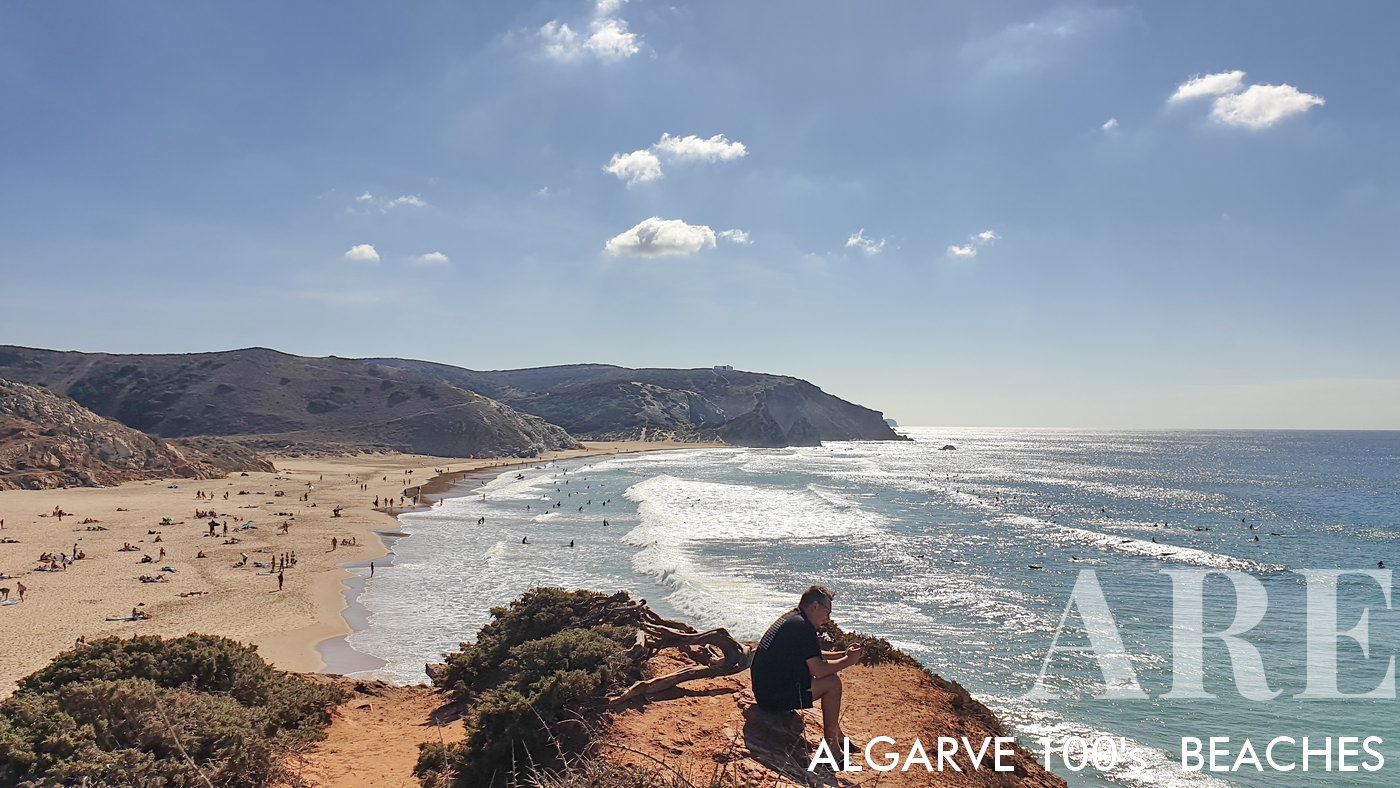 A vista da Praia do Amado a partir da falésia revela um cenário vibrante de surfistas a apanhar ondas fáceis. Sendo a praia mais acessível da Carrapateira na costa sudoeste, a sua popularidade é evidente na atividade animada tendo como pano de fundo as belas vistas do oceano