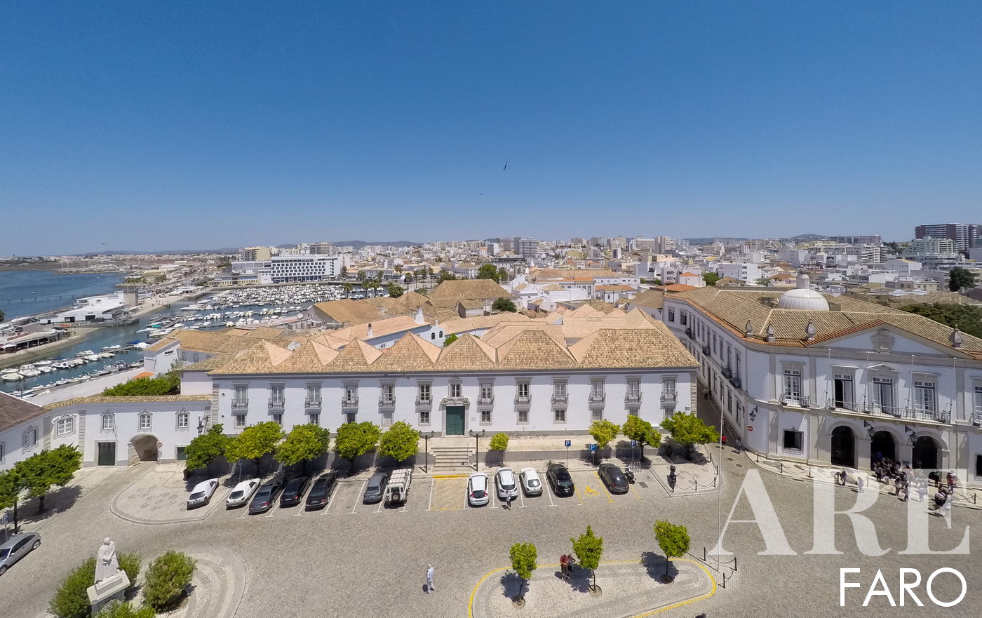 <strong>Largo da Sé</strong> - here we find the statue in homage to Bishop D. Francisco Gomes de Avelar. A notable character for the city, being responsible for founding the Seminary of Faro, the Infante D. Henrique Museum and built several monuments in the city. Bishop D. Francisco Gomes de Avelar built art schools for the inhabitants of the Algarve to learn a trade and be able to support their families. He had roads and bridges built, and taught cultivation processes. D. Francisco Gomes de Avelar was an intellectual man dedicated to transmitting education and good manners to the people.