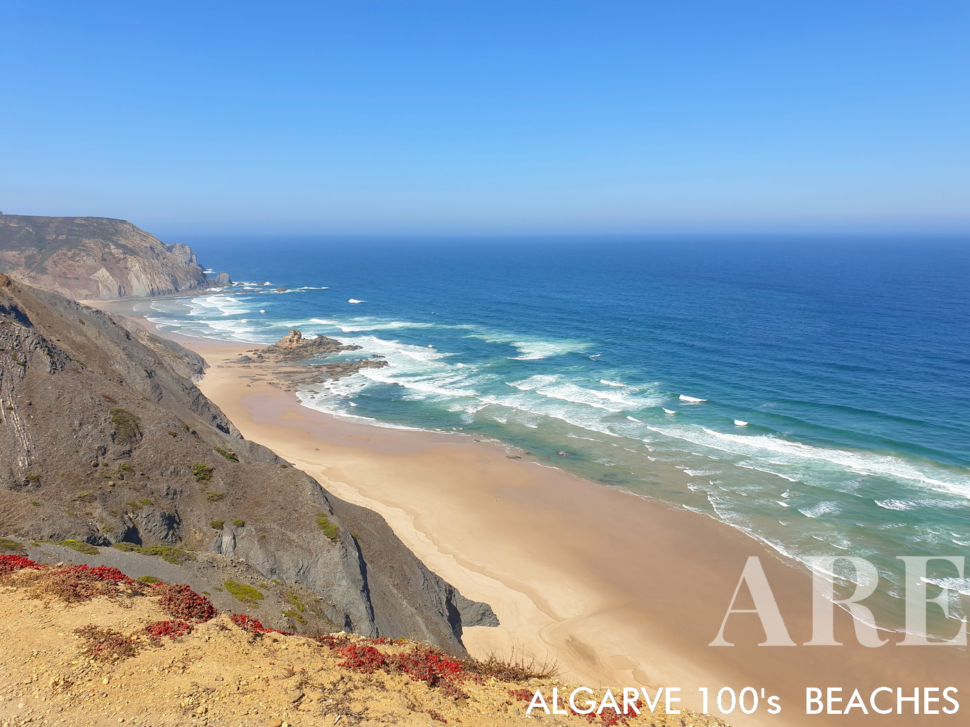 Do miradouro contemple o panorama espetacular das praias do Castelejo e da Cordoama. À esquerda, revela-se o encanto agreste da praia do Castelejo e, à direita, a vasta extensão da praia da Cordoama, criando uma vista deslumbrante onde a terra se encontra com o mar.