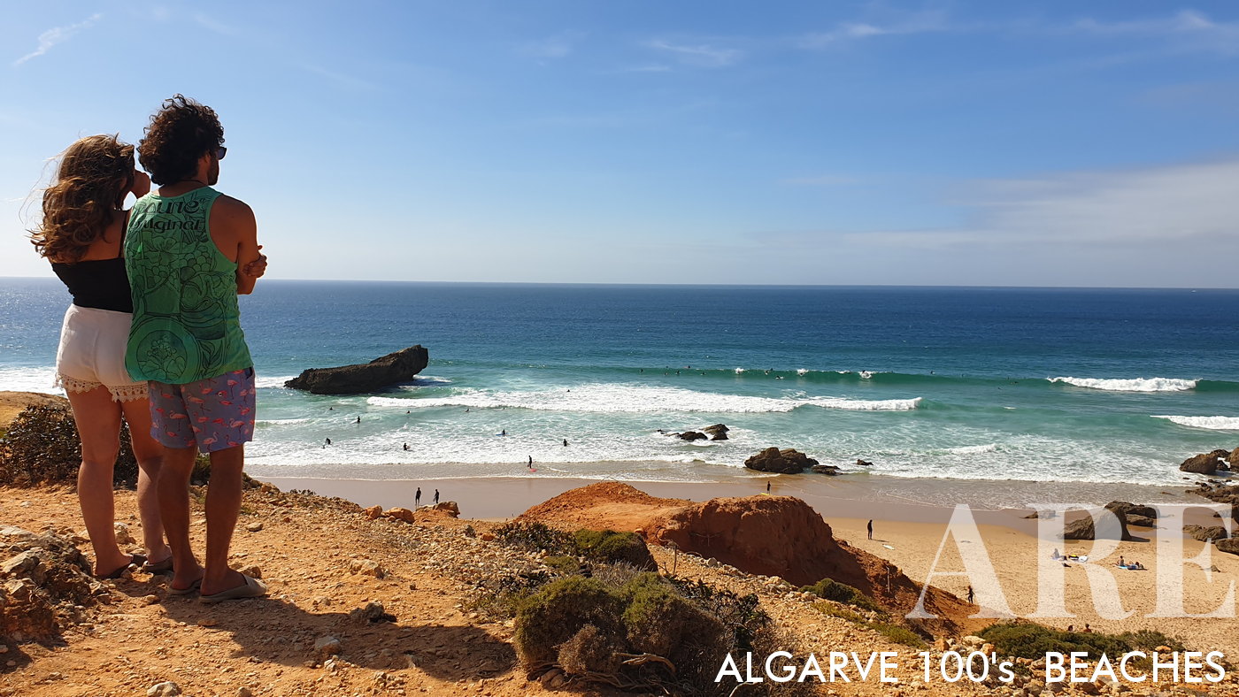 A Praia do Tonel brilha ao sol, vista da falésia. A oeste, nada além da extensão infinita do brilhante oceano azul.