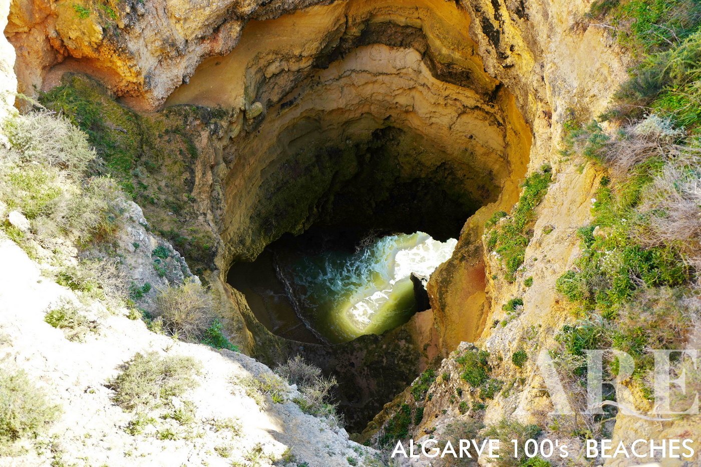 Praia da Secreta, situada entre Alvor e Portimão, várias pequenas praias de difícil acesso, com um fantástico percurso pedestre ao longo da falésia...