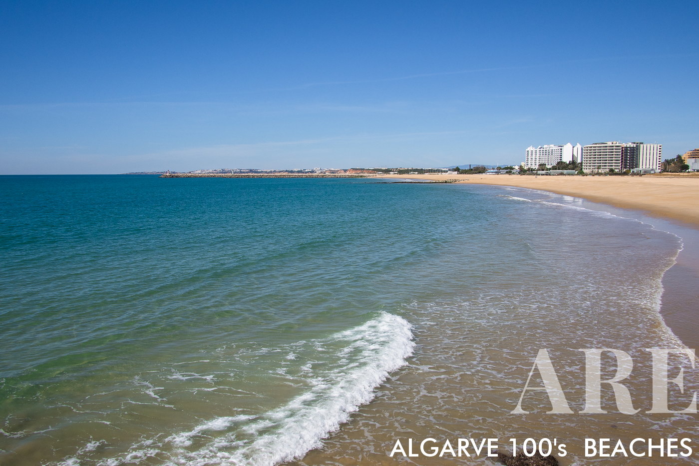 A praia de Vilamoura situa-se em frente à zona de hoteis litoral e do casino de Vilamoura, entre o molhe de estibordo da Marina de Vilamoura e o Porto de pesca de Quarteira. A praia praia de Vilamoura dispões de vários restaurantes e bares de praia com esplanadas. Os hoteis mais perto desta praia são o Tivoli Marina Hotel, o hotel Vila Galé e o Hotel Crowne Plaza. Na linha de trás vai encontrar o centro turístico de Vilamoura.
