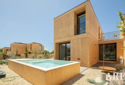 Villa 3-bedroom for sale in Quarteira, Loulé, Algarve &bull; ARE97595
