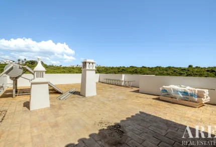 Villa 4-bedroom for sale in Ferragudo, Lagoa, Algarve &bull; ARE97870