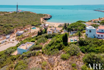 Villa 4-bedroom for sale in Ferragudo, Lagoa, Algarve &bull; ARE97870