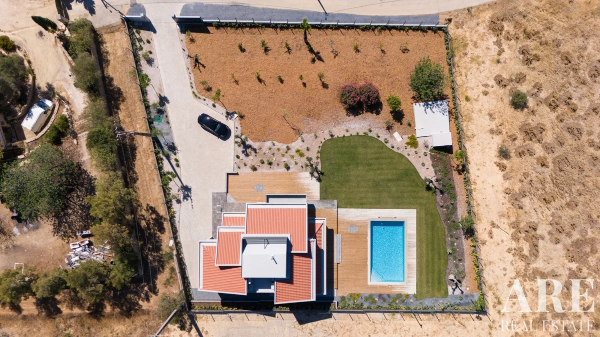 Villa 5-bedroom for sale in Quarteira, Loulé, Algarve &bull; ARE85380