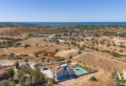 Villa 5-bedroom for sale in Quarteira, Loulé, Algarve &bull; ARE85380