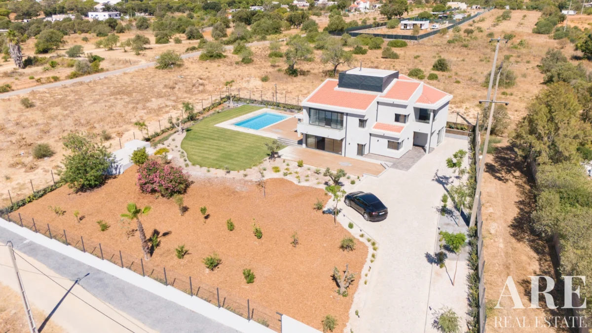 Villa 5-bedroom for sale in Quarteira, Loulé, Algarve &bull; ARE85380