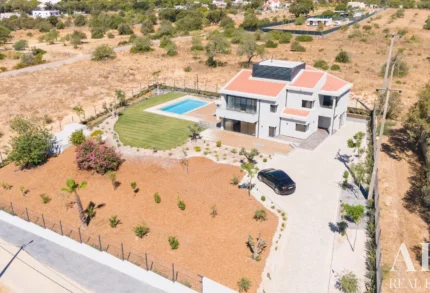 Villa 5-bedroom for sale in Quarteira, Loulé, Algarve &bull; ARE85380