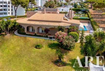 Villa 6-bedroom for sale in Quarteira, Loulé, Algarve &bull; ARE-99382