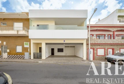 Villa 3-bedroom for sale in Quarteira, Loulé, Algarve &bull; ARE-100723