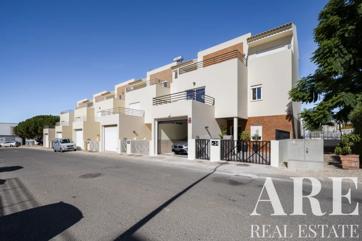 Villa 4-bedroom for sale in Quelfes, Olhão, Algarve &bull; ARE-99721