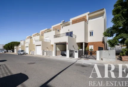 Villa 4-bedroom for sale in Quelfes, Olhão, Algarve &bull; ARE-99721