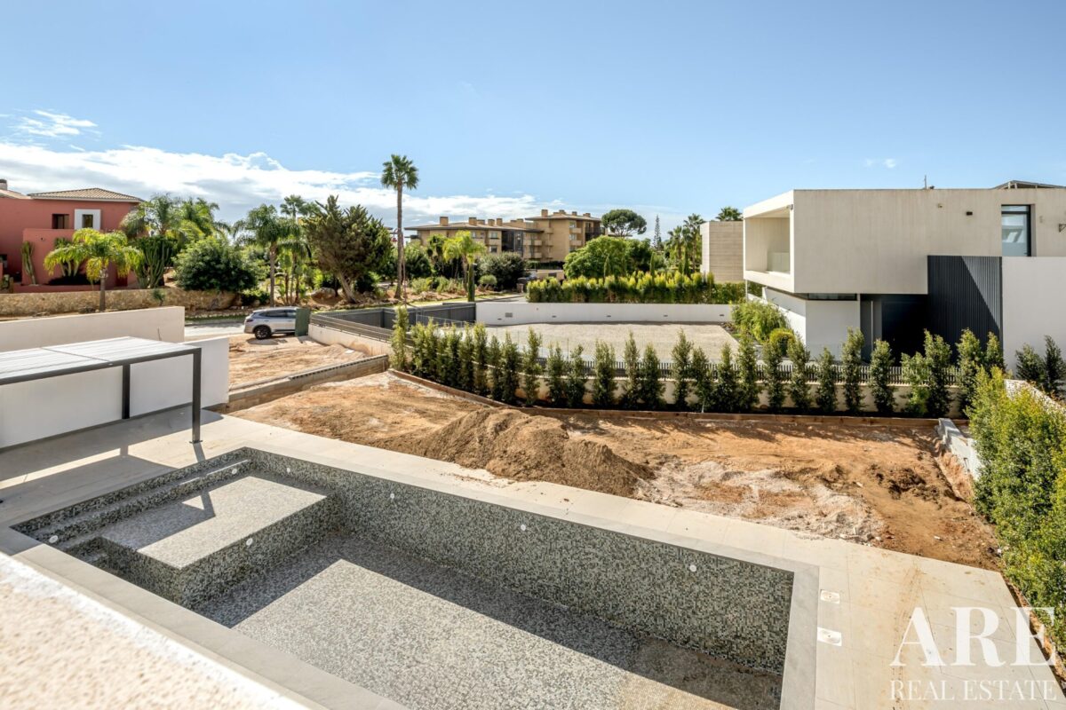 Villa 4-bedroom for sale in Golf Hills, Vilamoura, Algarve • ARE82214