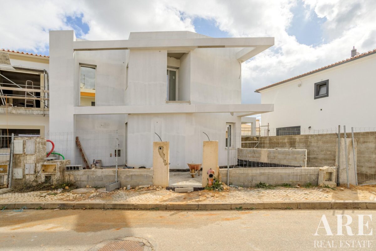 Villa 3-bedroom for sale in Mexilhoeira Grande, Algarve • ARE80859
