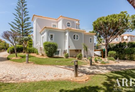 Villa 4-bedroom for sale in Almancil, Loulé, Faro